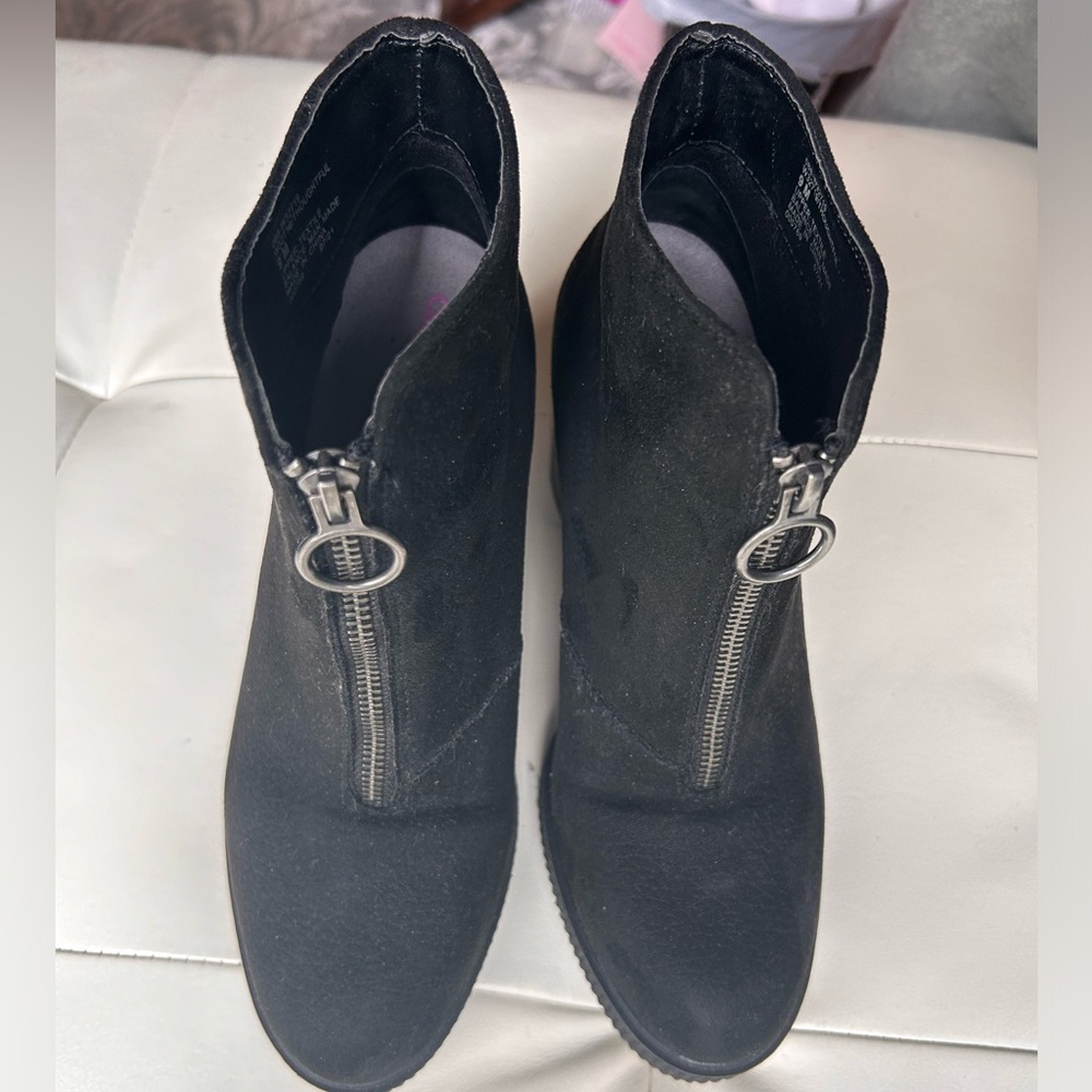 New never worn White Mountain suede ankle boot. With zipper detail.